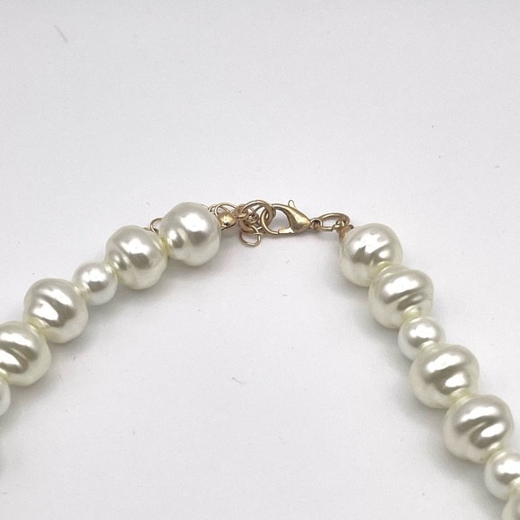 Urban Outfiters Aphrodite Rhinestone Heart Pearl Necklace - Picture 5 of 5